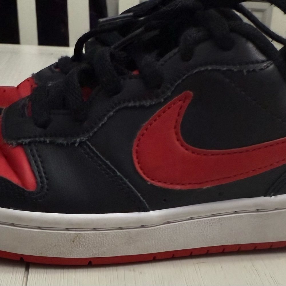 Nike Black and Red Sneakers Iconic Design kids 3.5